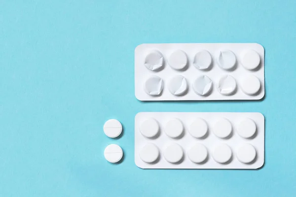 Teljes Használt Fehér Fólia Tabletták Kék Háttérrel Gyógyszerek — Stock Fotó