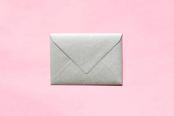 Zilveren Envelop Roze Achtergrond — Stockfoto