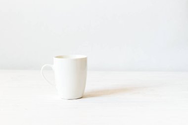 Beyaz Kupası mockup. Ahşap beyaz zemin üzerine boş kupa