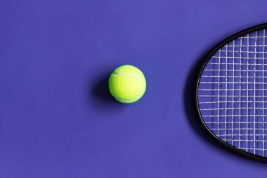 Tenis top ve raket. Menekşe arka plan. Konsept spor. Kopya alanı