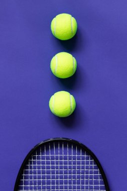 Tenis top ve raket. Menekşe arka plan. Konsept spor.