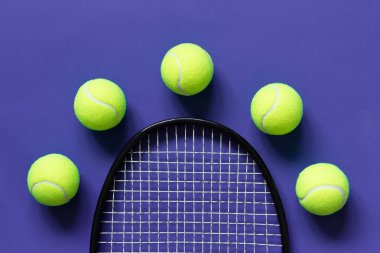 Sarı tenis top ve raket. Menekşe arka plan. Konsept spor.