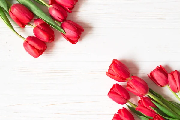 Bouquet Tulipes Rouges Sur Fond Bois Blanc Pose Plate Espace — Photo