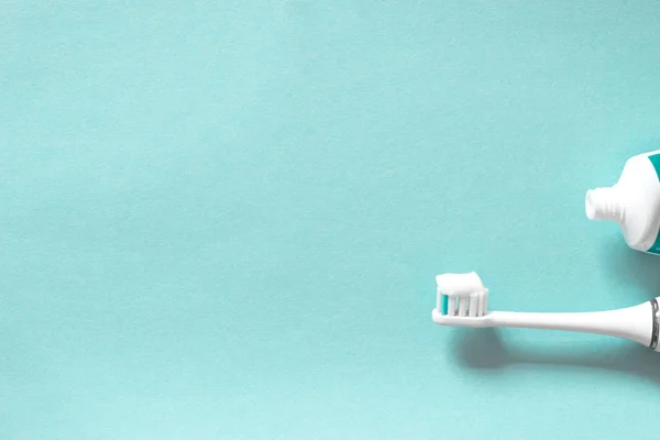 White Electric Toothbrush Tube Toothpaste Blue Background Copy Space Concept — Stock Photo, Image