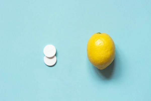 Tabletták Citrom Kék Alapon Fehér Választás Kezelés Gyógyszereket Vagy Népi — Stock Fotó