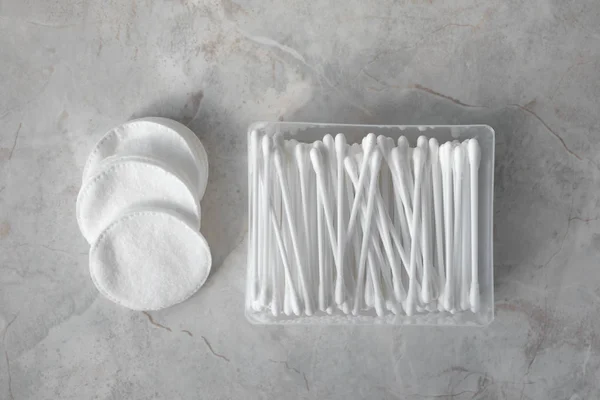 Cotton swabs q-tip and rounds for face cosmetic pads on marble b — Stock Photo, Image