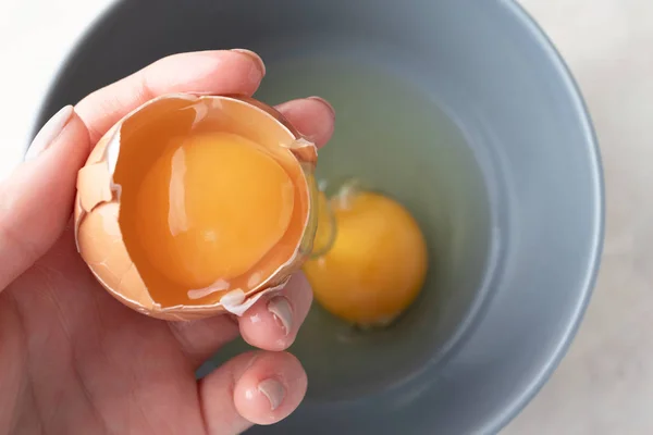 Kadın elinde kırık organik yumurta, üst manzara. Bir om yapmak için gidiyorum — Stok fotoğraf