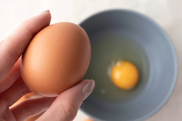 Kadının elinde kahverengi organik yumurta var. Omlet yapmaya gidiyorum. — Stok fotoğraf