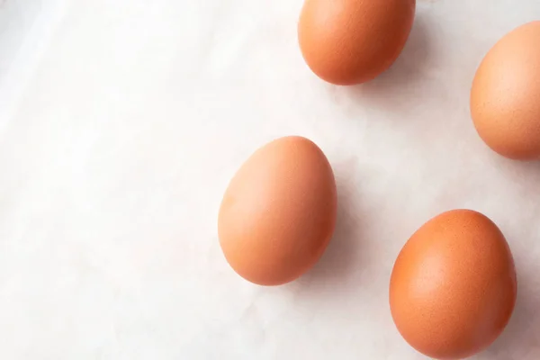 Közelkép organikus tojás márvány háttér és másolás tér, felett — Stock Fotó