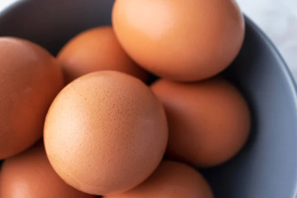 Yakın Çekim Çiğ Organik Yumurtalar Üst Manzara Gri Kasede Makro — Stok fotoğraf