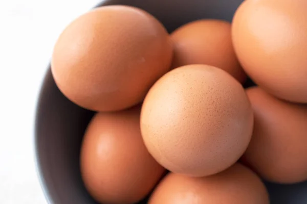 Yakın çekim doğal kahverengi organik yumurta, üst manzara. Taze çiğ tavuk. — Stok fotoğraf