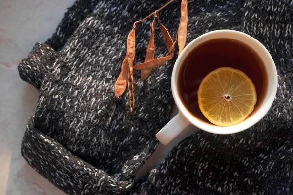 Té negro con rodaja de limón en taza blanca, suéter de punto y aut — Foto de Stock