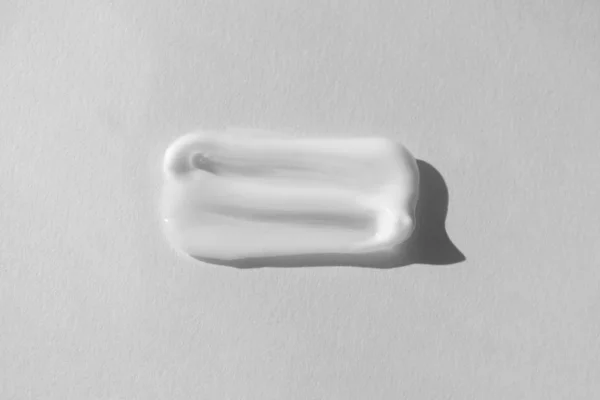 Beyaz sırtında izole edilmiş nemlendirici ve beyazlatıcı krem kokusu.