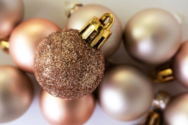 Modern Noel parıltılı balosu, üst manzara. Trenin ayrıntıları