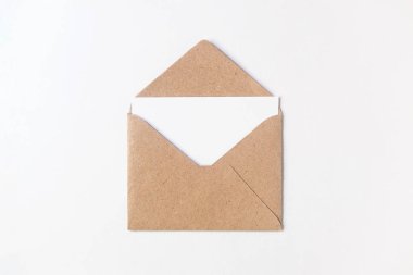 Beyaz sırt dekoltesine izole edilmiş boş harfli el işi kağıt zarf