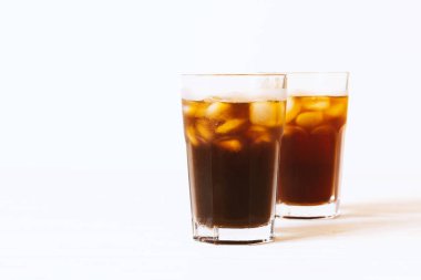 Siyah çay, kahve ya da beyaz arka planda buzlu kola..