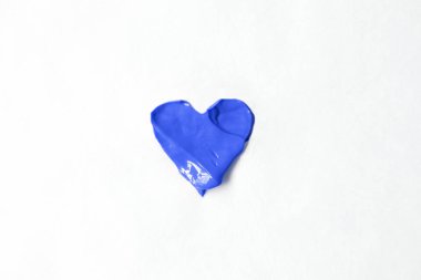 Beyaz arka planda ruj izi olan mavi kalp. Kozmetik lekesi 