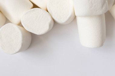 Beyaz marşmelov dokusundan, yakın plan. Bir yığın tatlı. 