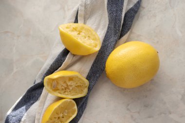 Limon mermer masa arkaplanı ve mutfak havlusu, üst manzara. Anne!