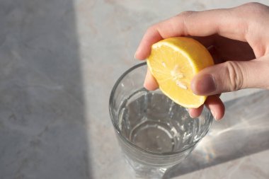 Kadınlar limon suyunu bardakta sıkıyor, marşında soda var.