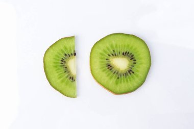 Kivi meyvesi kesitleri beyaz arka planda, yukarıda. Ateşler