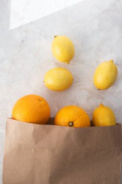 Limon ve portakallı eko kağıt alışveriş torbası mermer üzerinde bakkal