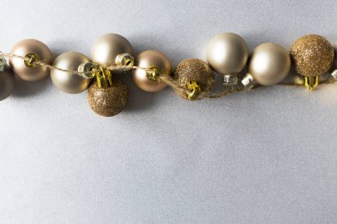 Parlak gümüş sırtında modern Noel altın topları