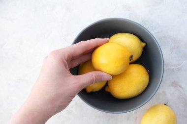 Misket masasının üstünde taze sarı limonlu el ele tutuşun. Organizasyon