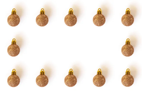 Weihnachten goldene Glitzerkugeln Rahmen isoliert auf weißem Hintergrund — Stockfoto