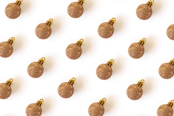 Weihnachten golden glitter balls isometrisches muster isoliert auf whi — Stockfoto