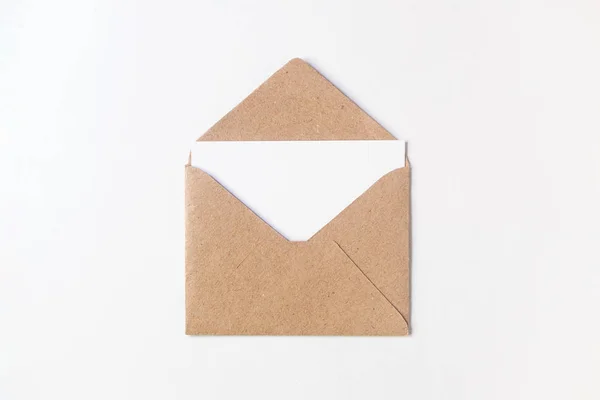 Beyaz sırt dekoltesine izole edilmiş boş harfli el işi kağıt zarf — Stok fotoğraf