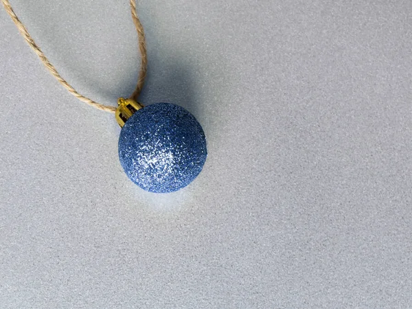 Kerstmis blauwe glitter bal op glanzende zilveren achtergrond met kopie — Stockfoto