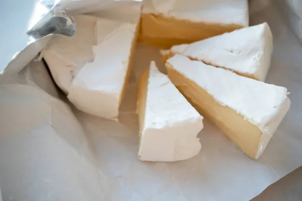 Snijd kaasbrie, camembert op verkruimeld papier met selectief — Stockfoto