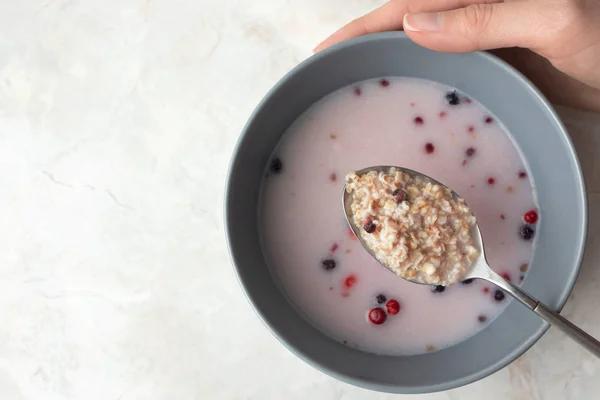 有燕麦 浆果和牛奶的特写镜头勺子 早餐时放在大理石桌子的背景上 有复制空间 顶部视图 — 图库照片