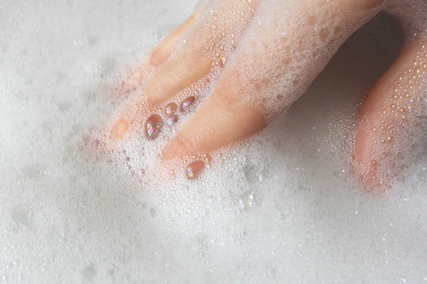 Kvinna hand i vit ren tvålskum eller schampo. Skonsam hygien — Stockfoto