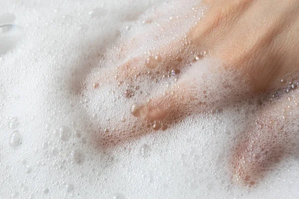 Hand i vit ren tvålskum eller schampo. Skonsam hygien — Stockfoto