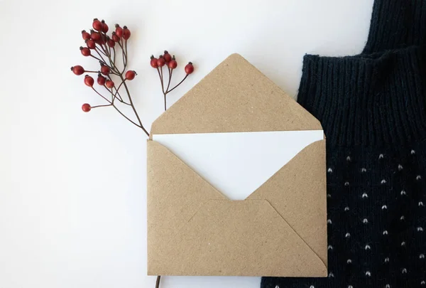 Post ambachtelijke envelop met lege witte wenskaart, rode bes een — Stockfoto