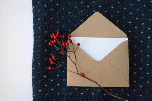 Koperta Christmas mail z pustą białą kartką z życzeniami i — Zdjęcie stockowe