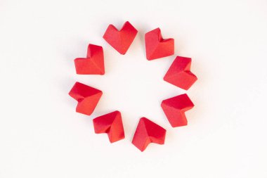 Beyaz arkaplanda, kırmızı origami kalplerinden daire çerçeve.