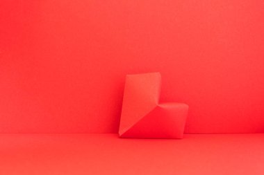 Kırmızı origami kalp, önden görüş. Sevgililer Günü süslemesi Horiz.