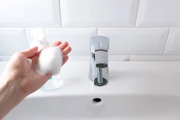 Tvålskum på kvinnlig hand, närbild. Tvätta händerna över diskhon — Stockfoto