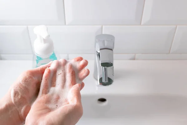 Tvätta händerna över handfatet i badrummet, inomhus. Begreppet han — Stockfoto
