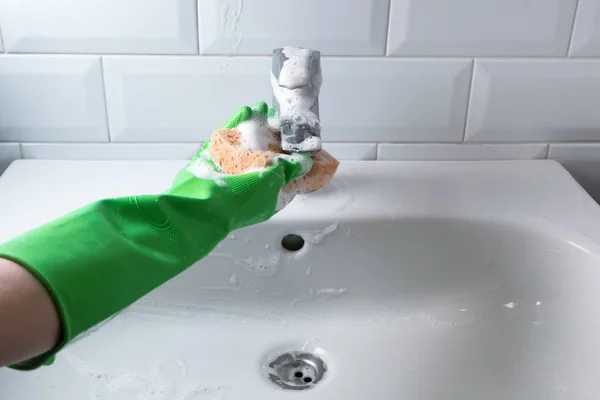 Hand i grönt gummi handskar ren diskbänk i inhemska badrum skrika — Stockfoto
