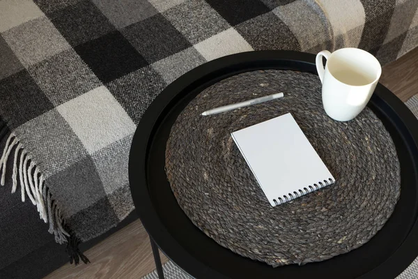 실내에 있는 코 오피 탁자 위에는 물 한 컵 과 노트 가 백지로 되어 있다. C — 스톡 사진
