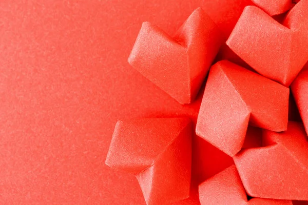 Origami corações com foco seletivo no topo de fundo de papel vermelho — Fotografia de Stock