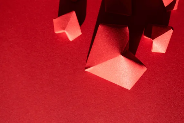 Origami corações em papel vermelho vista superior de fundo com espaço de cópia — Fotografia de Stock