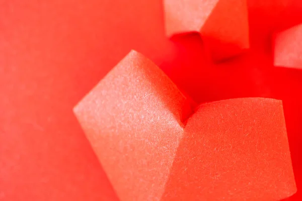 Coração de origami close-up com foco seletivo em papel vermelho backgro — Fotografia de Stock