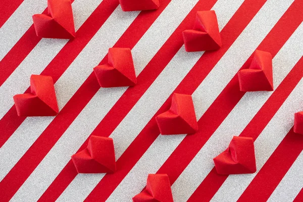 Padrão vermelho origami corações no fundo vermelho com glitter prata — Fotografia de Stock