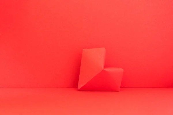 Coração de origami vermelho, vista frontal. Decoração do dia dos namorados, horiz — Fotografia de Stock