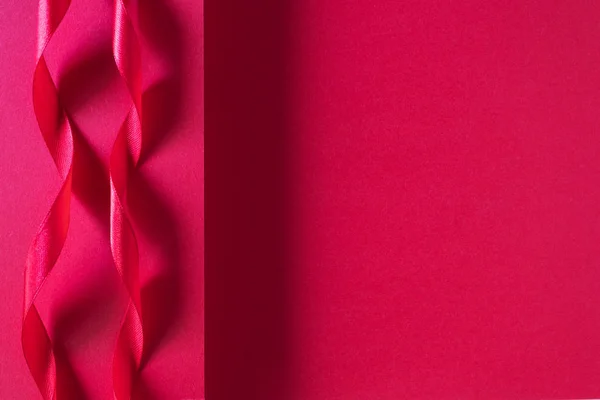 Яскраво-рожевий кольоровий паперовий фон та дизайн атласної стрічки — стокове фото